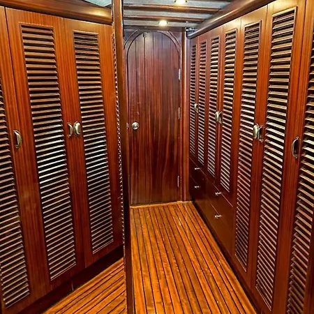Luxury Boat In Marina Tekne *