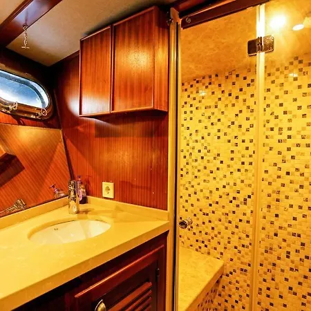Luxury Boat In Marina Tekne *