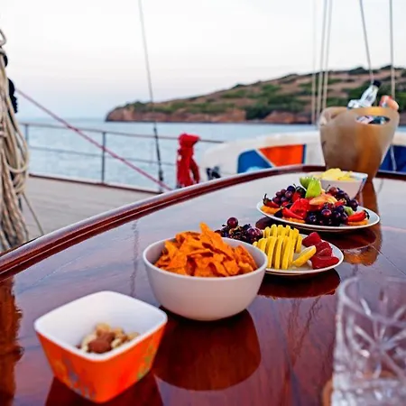 Luxury Boat In Marina Båthotell Bodrum