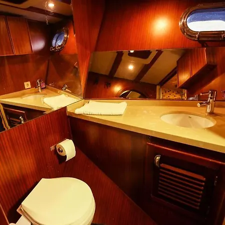 Luxury Boat In Marina بوتيل