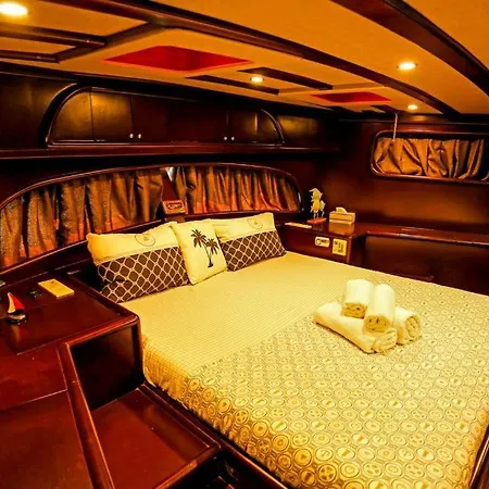 Luxury Boat In Marina Båthotell